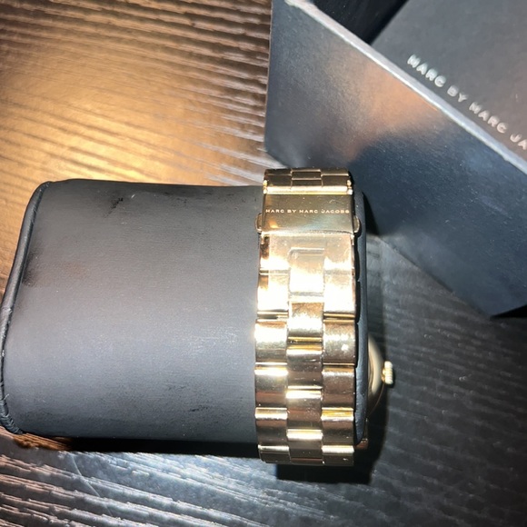 Marc Jacobs Gold Tone Women\'s Bracelet Watch with White Dial main image 4